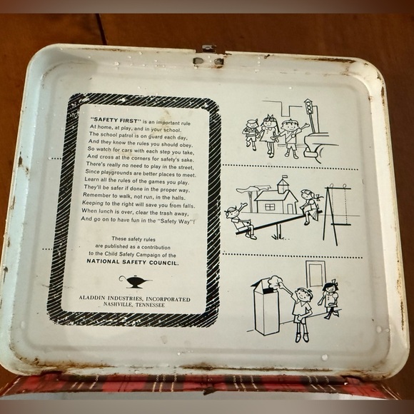 Plaid at Its Best!
Vintage Aladdin Heritage Red Plaid Metal Lunchbox - Picture 6 of 11